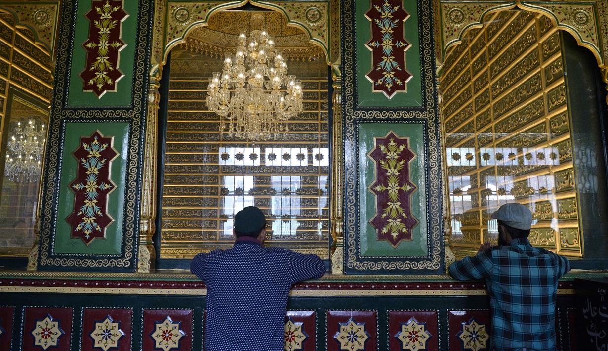 Muslim Kashmir berdoa saat ziarah ke makam Syekh Abdul Qadir Jaelani saat bulan Ramadan di pusat kota Srinagar, Kashmir (24/5). Syekh Abdul Qadir Jaelani lahir pada 1 Ramadan di 470 H. (AFP/Tauseef Mustafa)