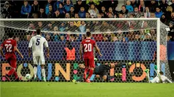 Pemain Real Madrid, Sergio Ramos, saat mencetak gol penyama kedudukan ke gawang Sevilla pada laga Piala Super Eropa 2016 di Stadion Lerkendal, Rabu (10/8/2016) dini hari WIB. (AFP/Ned Alley)