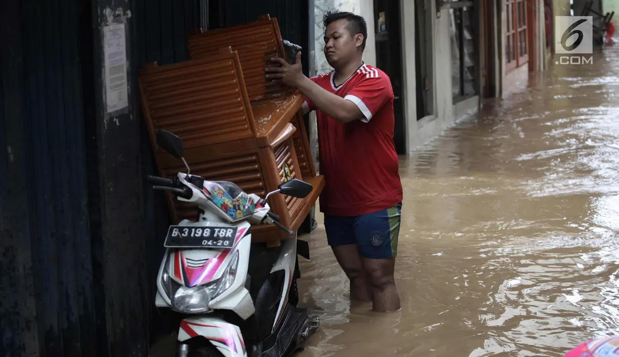 Warga beraktivitas saat banjir di Jalan Kebon Pala, Kampung Melayu, Jatinegara, Jakarta Timur, Rabu (7/2). Setelah sempat surut, banjir kembali merendam permukiman warga dengan ketinggian air mencapai sekitar 170 cm. (Liputan6.com/Arya Manggala)