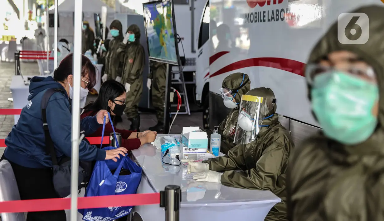 Petugas kesehatan melaksanakan tes diagnostik cepat Covid-19 di Terowongan Kendal, Jakarta, Rabu (6/5/2020). Pemeriksaan yang diselenggarakan BIN tersebut untuk mencegah penyebaran Covid-19 dari orang yang berpotensi terpapar saat beraktivitas di ruang publik. (Liputan6.com/Faizal Fanani)