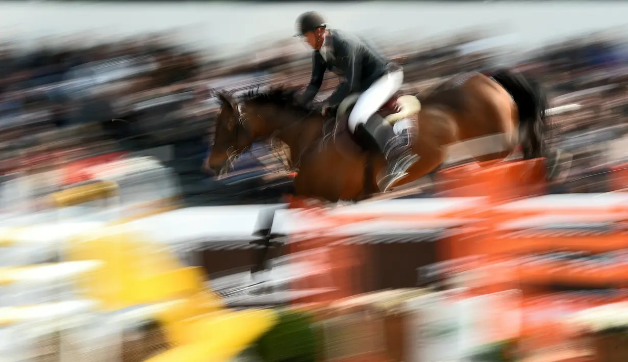 Atlet berkuda Belanda, Jereon Dubbeldman, beraksi dengan kudanya, Camilo Ls La Silla, dalam International Jumping Competition "CSI5" di Grand Palais, Paris, Prancis, (18/3/2016). (AFP/Franck Fife)