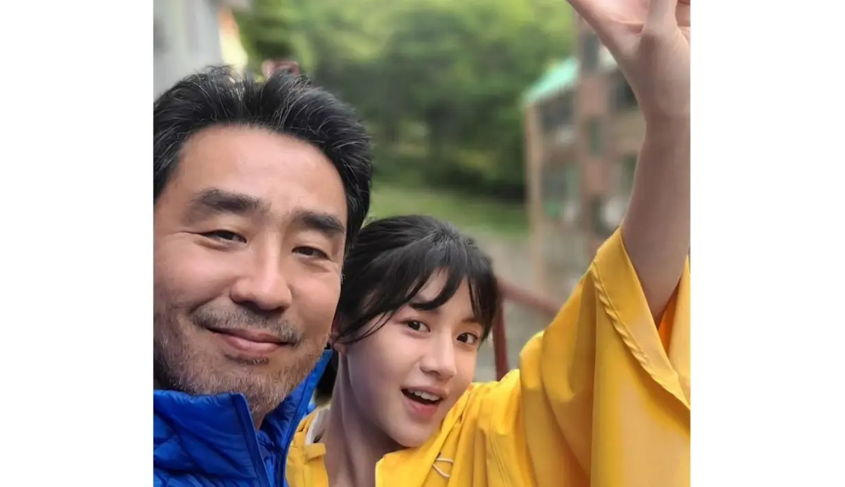 <p>Tak lupa, sang aktir juga berbagi foto behind the scene bersama putri semata wayangnya, Huisoo. Chemistry mereka sebagai bapak dan anak memang sangat kental! (Foto: Instagram/ ryuseungryong_)</p>
