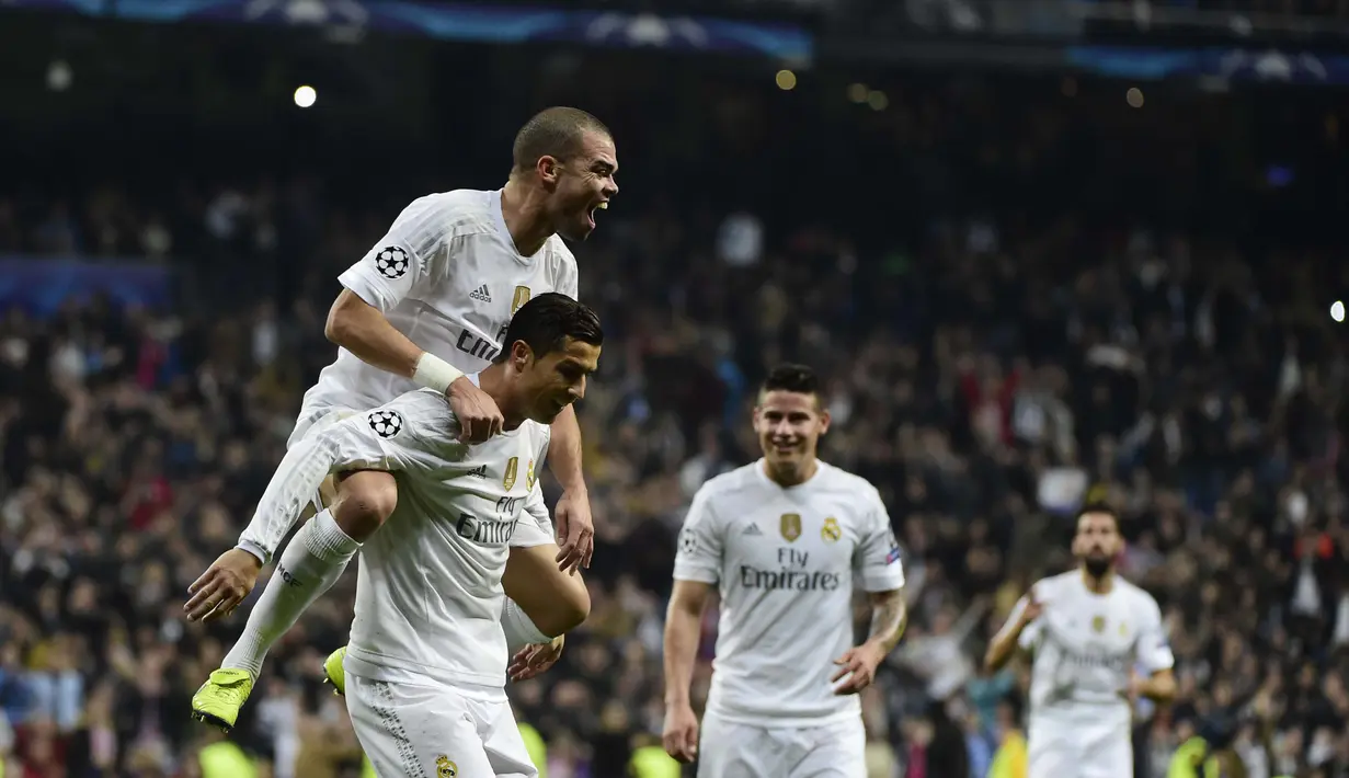 Pemain Real Madrid, Cristiano Ronaldo (kanan) merayakan gol bersama rekannya Pepe  pada lanjutan Liga Champions Grup A di Stadion Satiago Bernabeu, Rabu (9/12/2015) dini hari WIB. (AFP Photo/ Pierre-Philippe Marcou)