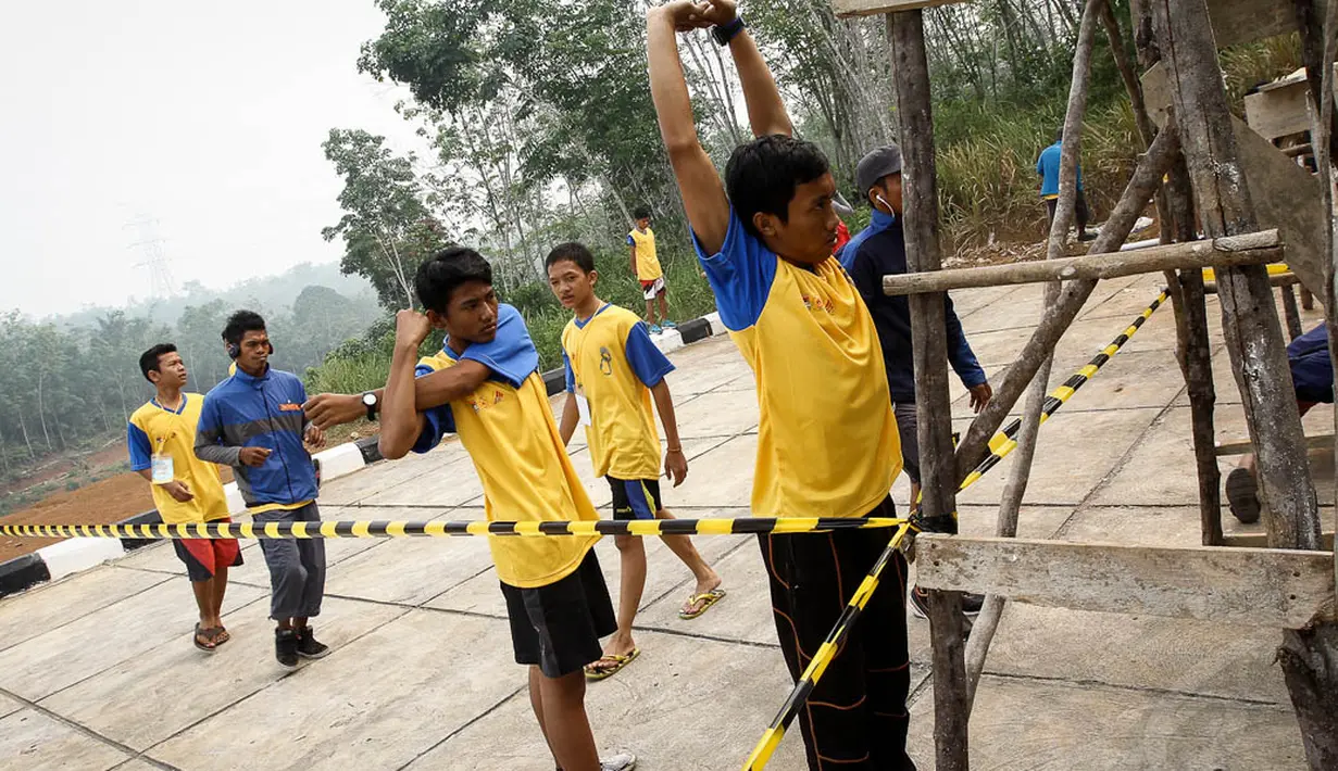 Para peserta melakukan pemanasan sebelum mengikuti even perlombaan dalam menyambut HUT Kota Lubuklinggau, (10/10/14). (Liputan6.com/Faizal Fanani)