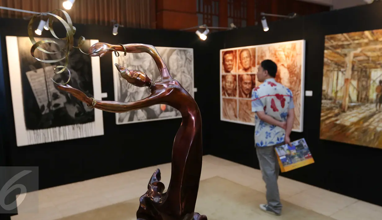 Pengunjung melihat karya seni lukis dan patung pada pameran amal Mandiri Art Charity di Jakarta, Sabtu (23/7). Pameran amal ini akan didedikasikan untuk pengembangan pendidikan anak bangsa dan seni di tanah air. (Liputan6.com/Angga Yuniar)