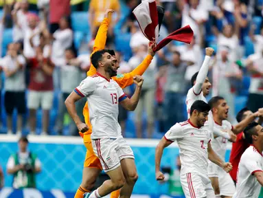 Pemain Iran merayakan kemenangan negaranya usai pertandingan gurp B Piala Dunia 2018 melawan Iran di Stadion St. Petersburg, Rusia (15/6). Iran menang tipis 1-0 berkat gol bunuh diri pemain Maroko Aziz Bouhaddouz. (AP Photo/Themba Hadebe)