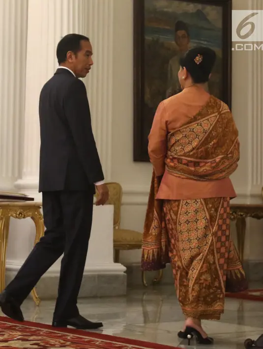 Presiden Joko Widodo bersama Ibu Negara Iriana Jokowi usai menerima surat-surat kepercayaan 13 Duta Besar Luar Biasa dan Bekuasa Penuh (LBBP) negara sahabat untuk Indonesia di Istana Merdeka, Jakarta, Kamis (8/11). (Liputan6.com/Angga Yuniar)