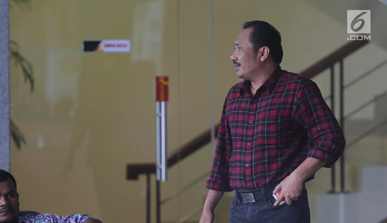 Wakil Ketua DPRD Bekasi, Jejen Sayuti seusai menjalani pemeriksaan di Gedung KPK, Jakarta, Jumat (25/1). Jejen diperiksa sebagai saksi kasus dugaan suap izin Meikarta dengan tersangka Kabid Tata Ruang Dinas PUPR Neneng Rahmi (Liputan6.com/Herman Zakharia)