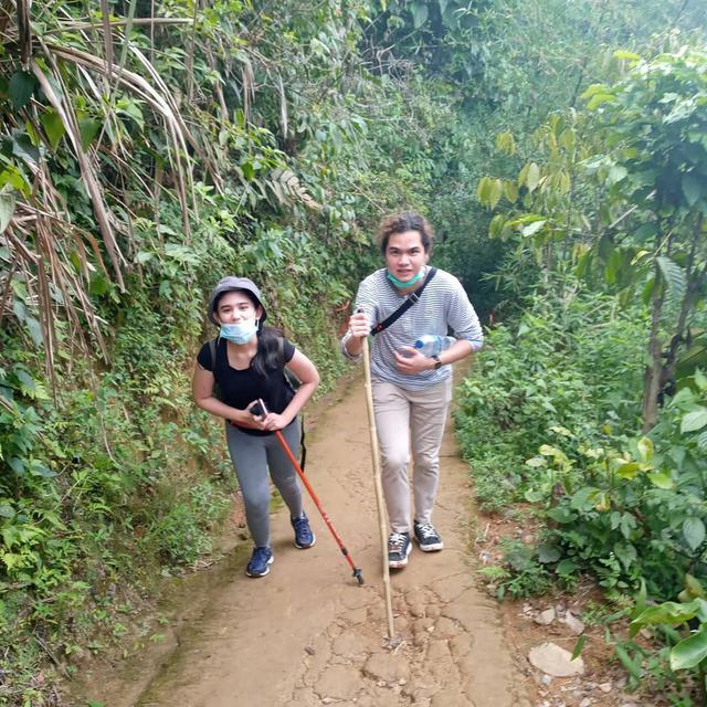 7 Momen Tissa Biani dan Dul Jaelani Trekking Bareng di Bogor
