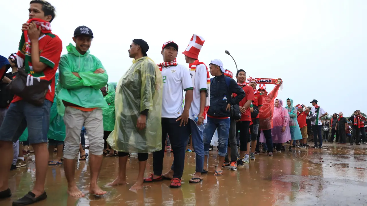 [Bintang] Tidak Punya Tiket, Suporter Lompati Pagar Stadion Pakansari