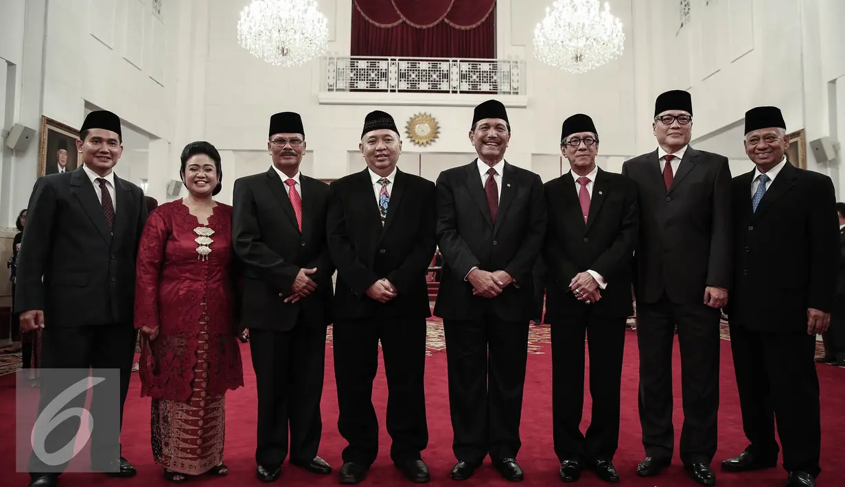 Anggota Komisi Kepolisian Nasional (Kompolnas) periode 2016-2020 berpose bersama usai dilantik  Presiden di Istana Kepresidenan, Jakarta, Jumat (13/5). (Lipuatan6.com/Faizal Fanani)