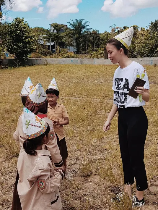 Karina Nadila terus aktif dalam kegiatan mengajarnya ke daerah-daerah terpencil bersama program 1000 guru. (sumber: Liputan6.com/IG/@karinadila8921)