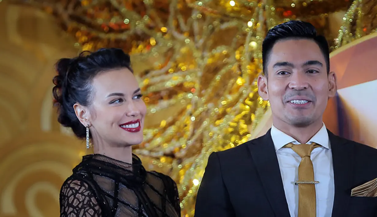 Beberapa foto kedekatan keduanya beredar di media sosial. Foto mesra saat ibunda Eva Celia itu bersandar di bahu Robby. Dan foto lain, terlihat Sophia bergelanyut manja disebelah Robby. (Deki Prayoga/Bintang.com)