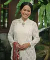 Potret cantik Putri Ayudya pakai kebaya janggan ini bisa jadi inspirasi busana pengantin juga loh, Sahabat FIMELA. [Foto: Instagram/_putriayudya]