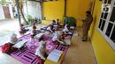 Murid kelas III SDN 02 Pondok Petir mengikuti kegiatan belajar mengajar di teras rumah salah satu siswa di Depok, Senin (31/08/2020). Mereka belajar 2 - 3 minggu sekali karena para siswa kesulitan belajar daring akibat beban paket data dan tidak semua memiliki smartphone. (merdeka.com/Arie Basuki)