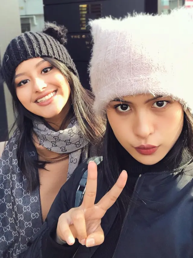 7 Potret Kebersamaan Maudy Ayunda dengan Sang Adik Saat di Amerika