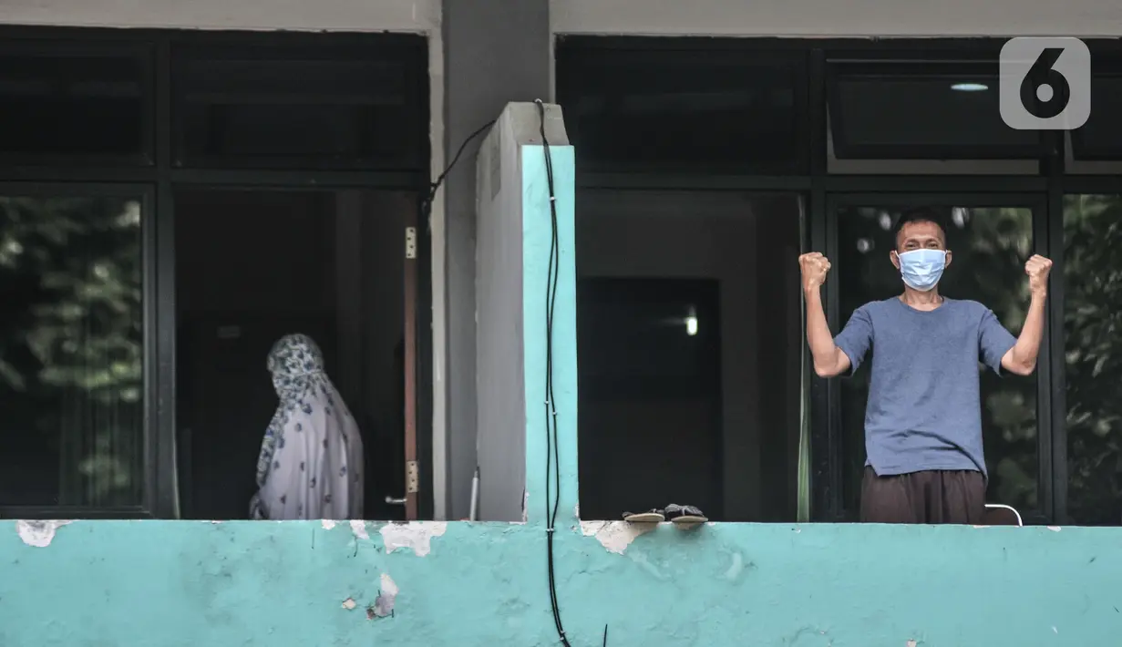 Aktivitas pasien tanpa gejala (OTG) Covid-19 saat menjalani isolasi di Graha Wisata TMII, Jakarta, Selasa (22/6/2021). Pihak pengelola Graha Wisata TMII mengungkapkan saat ini sebanyak 72 pasien menjalani isolasi di 33 kamar yang ada. (merdeka.com/Iqbal S Nugroho)