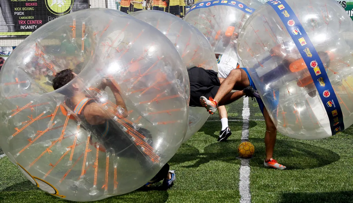 Sejumlah peserta saling berebut bola pada turnamen yang digelar di Medellin, Kolombia, Sabtu (10/10/2015). Permainan ini dimainkan oleh lima orang di masing - masing tim. (REUTERS/Fredy Builes)