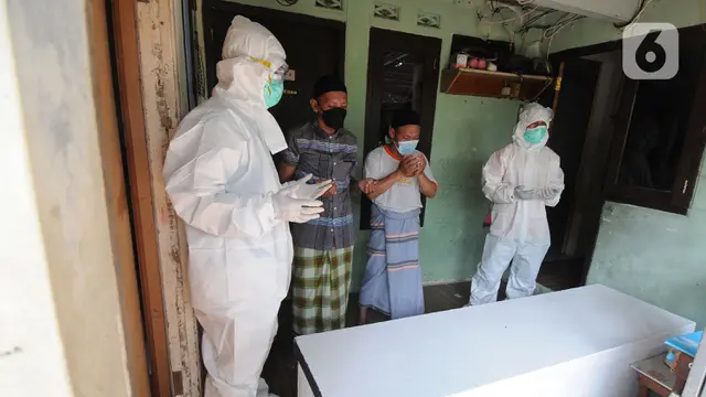 FOTO: Relawan Berjibaku Jemput Jenazah Warga Isolasi Mandiri di Bogor
