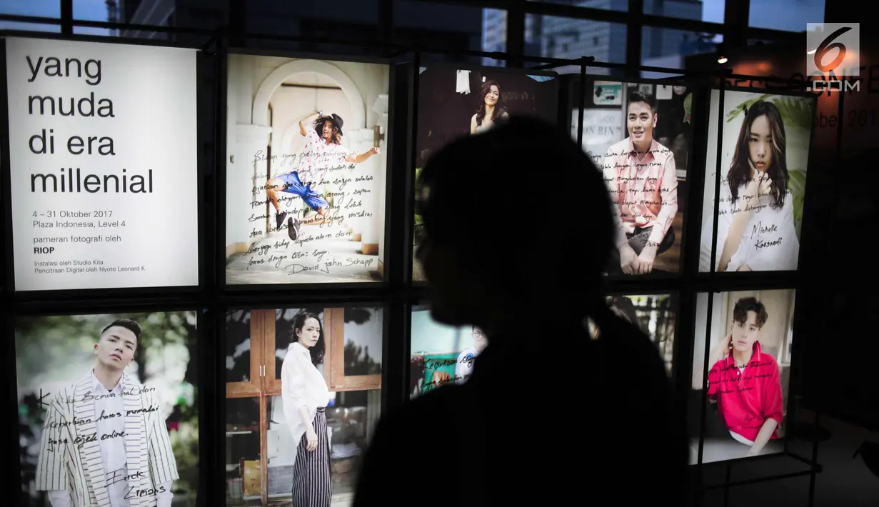 Seorang pengunjung melihat pameran fotografi oleh RIOP desain Instalasi oleh studio kita di Plaza Indonesia, Jakarta, Rabu (4/10). Pameran foto tersebut bertema "Yang Muda di Era Millenial". (Liputan6.com/Faizal Fanani)