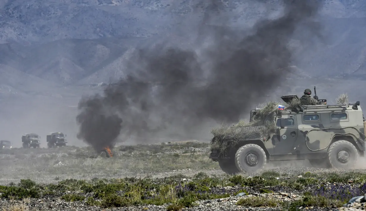 Sebuah kendaraan militer Rusia melintas saat latihan militer bersama di tempat latihan Edelweiss, Kyrgyzstan, Kamis (9/9/2021). Latihan militer bersama ini diikuti negara-negara Organisasi Perjanjian Keamanan Kolektif atau Collective Security Treaty Organization (CSTO). (AP Photo/Vladimir Voronin)