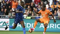 Bek Prancis bernomor punggung 15, Ibrahima Konate (kiri), berebut bola dengan penyerang Pantai Gading bernomor punggung 11, Yan Diomande (kanan), dalam pertandingan persahabatan internasional menjelang turnamen Piala Dunia 2026 di Stadion Beaujoire, Nantes, Prancis bagian barat, pada 4 Juni 2026. (FRANCK FIFE / AFP)