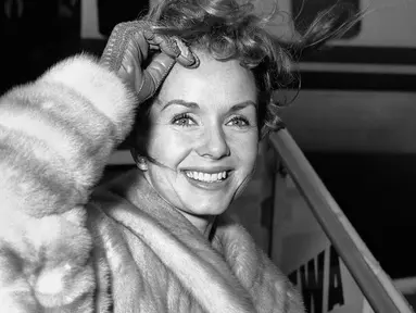 Debbie Reynolds saat akan berangkat dari New York ke Spanyol ( 6 Maret 1959 ). Debbie meninggal pada usia 84 tahun karena serangan stroke.  (AP Photo / John Rooney)