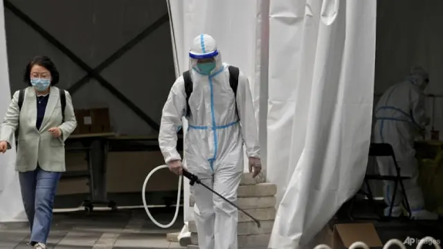 Upaya China Mencapai Nol Kasus COVID-19 dengan Menurunkan Petugas Penyemprot Disinfektan Guna Menghentikan Penyebaran Virus Corona (Fotografer : AP Photo/Andy Wong)