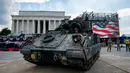 Seorang prajurit mengendarai kendaraan pengangkut lapis baja Bradley menuju Lincoln Memorial di Washington, Rabu (3/7/2019). Presiden Donald Trump berencana memamerkan Tank-tank tempur sebagai bagian dari perayaan Hari Kemerdekaan AS yang dikenal sebagai Fourth of July. (AP/Jacquelyn Martin)