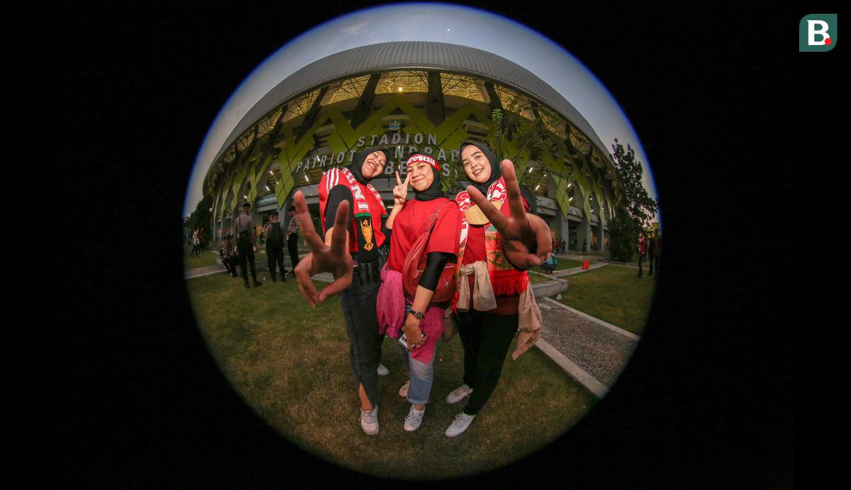 <p>Dari kiri ke kanan: Khairina Nur Ariesta (25), Intan Izdihar (24), dan Putri Oktivian (26) merupakan serombongan remaja putri yang berasal dari Bogor dan Jakarta Timur. Profesi dari ketiganya adalah seorang pegawai swasta. Begini tanggapan mereka soal Timnas Indonesia U-19 di ajang AFF U-19 2022: "Jarang nonton bola. Harapannya aja, semoga semakin sukses, lancar hingga babak final." (Bola.com/Bagaskara Lazuardi)</p>