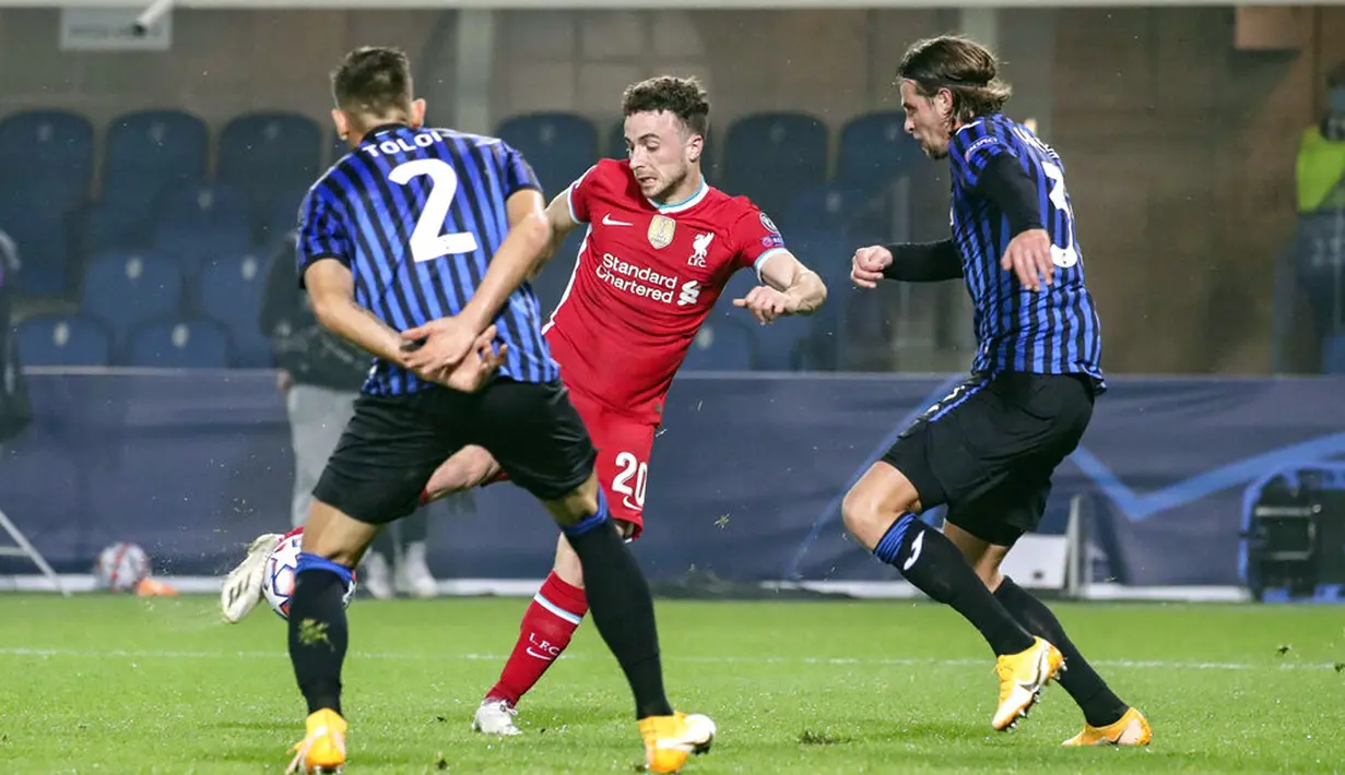 Pemain Liverpool Diogo Jota (tengah) mencetak gol ke gawang Atalanta pada pertandingan Grup D Liga Champions di Stadion Gewiss, Bergamo, Italia, Selasa (3/11/2020). Liverpool menang 5-0 dengan hattrick dari Diogo Jota. (Stefano Nicoli/LaPresse via AP)