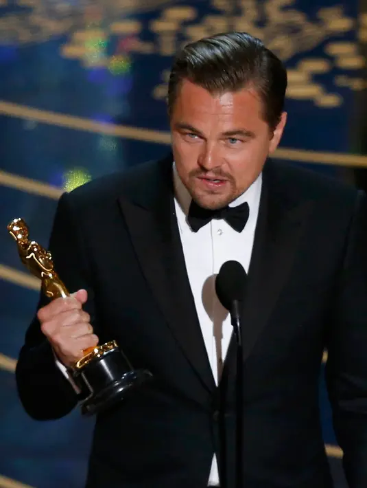 Aktor Leonardo DiCaprio memberikana pidato kemenangan saat menerima piala oscar untuk film "The Revenant" di 88 Academy Awards di Hollywood, California (28/2/2016). (REUTERS/Mario Anzuoni)