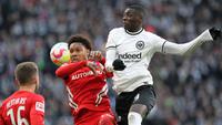 Pemain Eintracht Frankfurt, Randal Kolo Muani (kanan) berebut bola dengan pemain Hertha Berlin, Jean-Paul Boetius pada laga lanjutan Liga Jerman 2022/2023 di Deutsche Bank Park, Jerman, 4 Februari 2023. Kolo Muani sendang menjadi buah bibir karena penampilan memukaunya. Sejauh ini, pemain berkebangsaan Prancis tersebut telah membuat 11 gol dan 12 assist dalam 22 penampilan. Ia menjadi perburuan utama klub-klub besar termasuk Liverpool. (AFP/Daniel Roland)