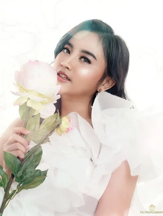 Keponakan Dewi Perssik ini sebenarnya sudah cantik saat berpenampilan natural. Namun Lebby Wilayati tampil memesona saat memakai makeup dan busana yang menawan ketika jalani sebuah pemotretan.(Liputan6.com/IG/@lebbywilayati)