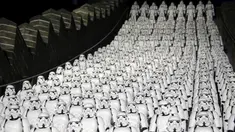Ratusan replika karakter Stormtrooper di film Star wars ditempatkan pada jalanan Tembok Besar Cina, Selasa (20/10/2015).  Hal ini dilakukan untuk promosi film terbaru Star wars yangt berjudul "The Force Awakens". (REUTERS/Jason Lee)   