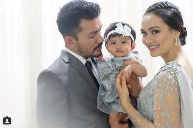 Rio Dewanto bersama istri dan anaknya (Foto: Instagram)
