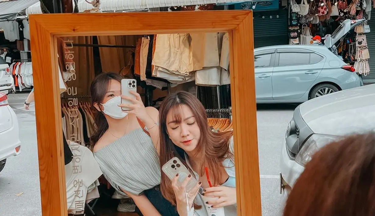 Adiknya segera melepas masa lajangnya, diketahui lewat Instagramnya, Bella akui sudah merasa deg-degan sejak semalam. Sangat menantikan pernikahan sang adik, Bella bagikan deretan momen persiapan Shanju jelang menikah dari momen Shanju didandani hingga pemberkatan. Bella dengan setia dampingi adiknya itu di detik-detik momen ia resmi menjadi seorang istri. (Liputan6.com/IG/@bellajulianatha)