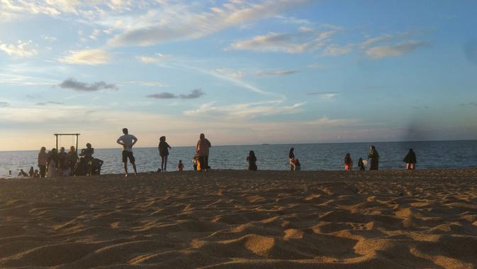 Pantai Minanga, Gorontalo, menyajikan sunrise dan sunset sekaligus. (Foto: Liputan6.com/Arfandi Ibrahim)
