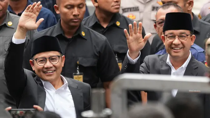 Calon presiden dengan nomor urut 1 Anies Baswedan (kanan) bersama Calon Wakil Presiden Muhaimin Iskandar melambaikan tangan saat tiba untuk menghadiri 