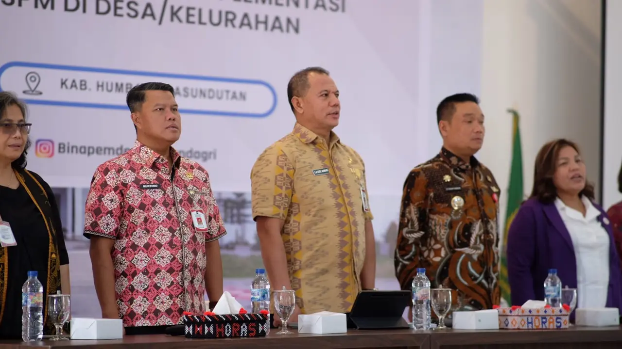 Direktur Jenderal Bina Pemerintahan Desa Kementerian Dalam Negeri, La Ode Ahmad P Bolombo (tengah)