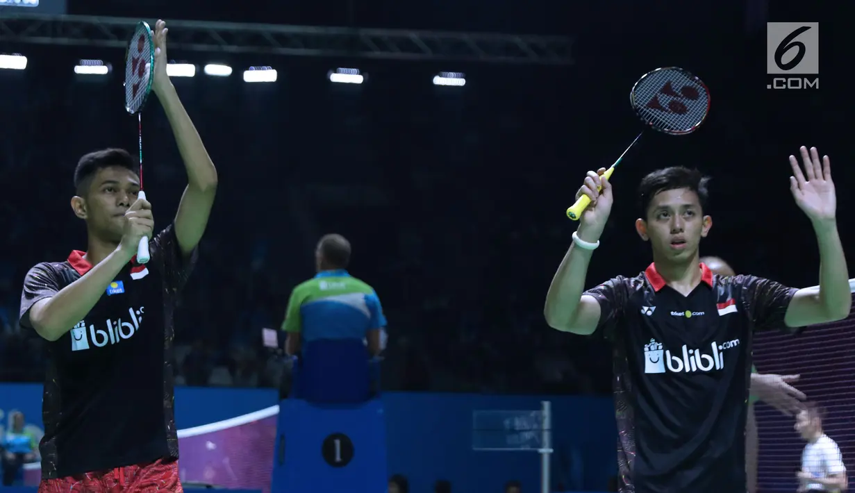 Ganda putra Indonesia, Fajar Alfian/M Rian Ardianto bersorak usai mengalahkan Jelle Maas/Robin Tabeling (Belanda) pada 16 besar Indonesia Open 2018, Istora GBK, Jakarta, Kamis (5/7). Fajar/Rian unggul 21-18, 19-21, 21-14. (Liputan6.com/Helmi Fithriansyah)