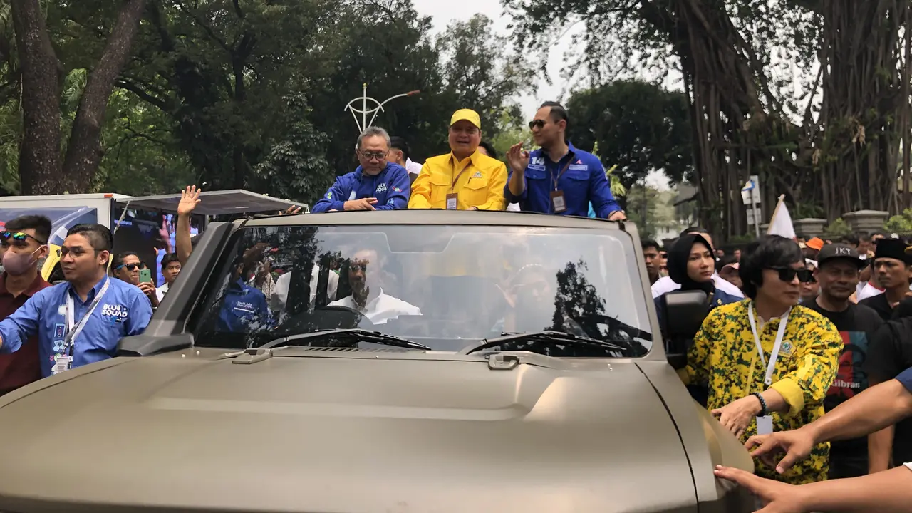 Ketua Umum Partai Amanat Nasional (PAN) Zulkifli Hassan bersama Ketua Umum Koalisi Indonesia Maju (KIM) menaiki mobil rantis untuk mengantarkan pendaftaran capres-cawapres KIM ke KPU.