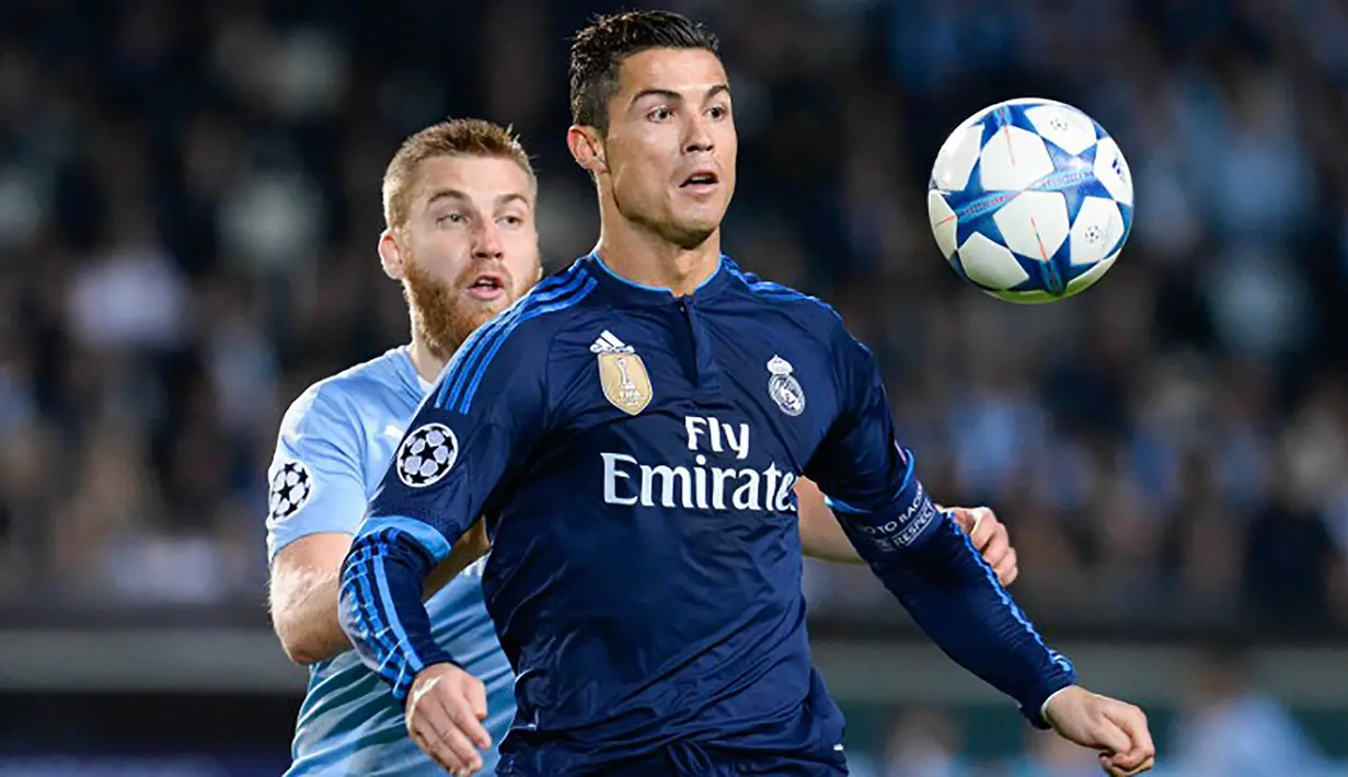 Pemain Real Madrid, Cristiano Ronaldo mengontrol bola untuk melewati pemain Malmo FF, Jo Inge Berget pada laga Liga Champions di Stadion Malmo New, Swedia, Kamis (1/10/2015). (AFP Photo/Jonathan Nackstrand)