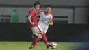 Septian David Maulana mengecoh pemain Suriah U-23,Mohamad Zeid pada laga persahabatan di Stadion Wibawa Mukti, Bekasi, Rabu (16/11/2017). Indonesia kalah 2-3. (Bola.com/NIcklas Hanoatubun)