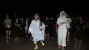 Beberapa orang berlari menggunakan kostum menyeramkan saat merayakan perayaan Halloween di kawasan Stadion Gelora Bung Karno, Jakarta, Kamis (30/10/2014). Halloween merupakan tradisi perayaan malam 31 Oktober. (Liputan6.com/Helmi Fithriansyah)