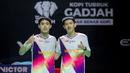 Pebulu tangkis ganda putra Indonesia, Raymond Indra (kiri) dan Nikolaus Joaquin berfoto bersama setelah menang atas pasangan Prancis, Eloi Adam/Leo Rossi dalam laga babak 32 besar Indonesia Masters 2026 di Istora, Senayan, Jakarta, Selasa (20/01/2026). (Bola.com/Bagaskara Lazuardi)