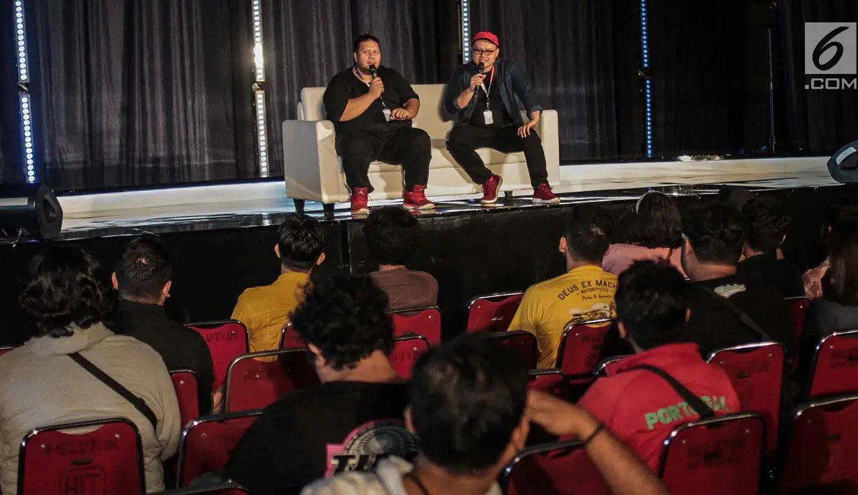 Komika Mo Sidik (kiri) dan Isman HS saat tampil dalam Stand Up for Dummies di Jakarta International Comedy Festival (JICOMFEST) 2019, JIExpo Kemayoran, Jakarta, Minggu (4/8/2019). JICOMFEST 2019 menampilkan komedian dengan berbagai kategori. (Liputan.com/Faizal Fanani)