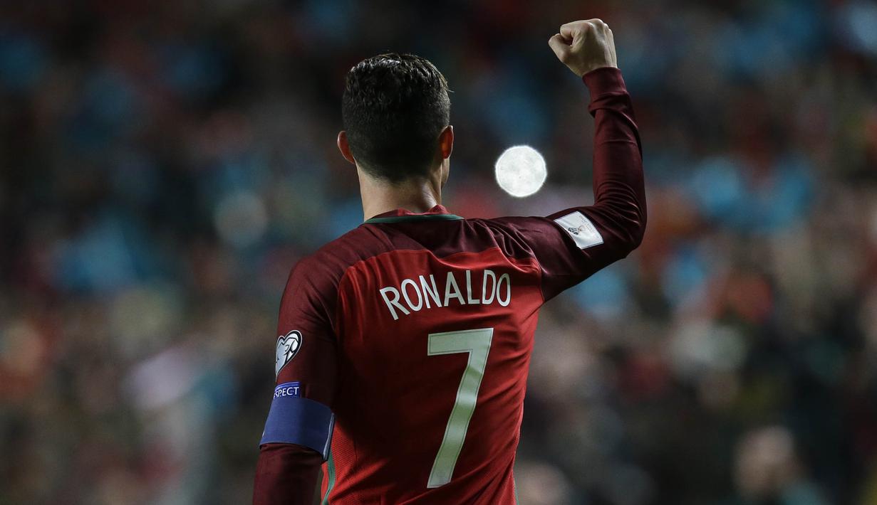 Bintang Portugal, Cristiano Ronaldo, merayakan gol yang dicetaknya ke gawang Hungaria pada laga kualifikasi Piala Dunia 2018 di Stadion Luz, Portugal, Sabtu (25/3/2017). Portugal menang 3-0 atas Hungaria. (AP/Armando Franca)