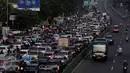 Kemacetan panjang terjadi di jalanan sekitar Terusan Casablanca, Kampung Melayu, Jakarta, Senin (18/7). Memasuki hari pertama masuk sekolah pasca libur Lebaran 2016, jalanan Jakarta kembali macet. (Liputan6.com/Johan Tallo)