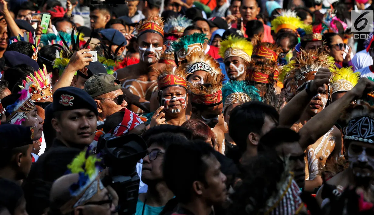 Masyarakat Papua yang tinggal di Jakarta menggelar acara Tari Yospan Massal saat kegiatan Car Free Day di Bundaran HI, Jakarta, Minggu (1/9/2019). Acara ini digelar untuk mengenalkan budaya Papua kepada para generasi muda keturunan Papua serta masyarakat luas. (Liputan6.com/Johan Tallo)